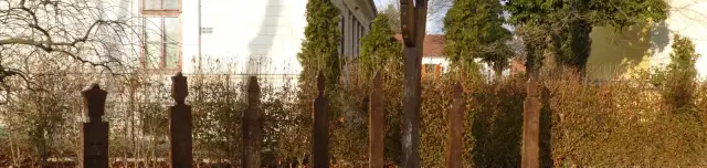 Fa harangláb faragott emberalakokkal