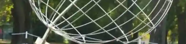 17. hosszúsági kör emlékműve