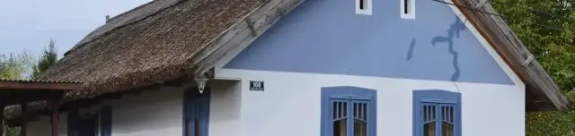 Nádtetős lakóház