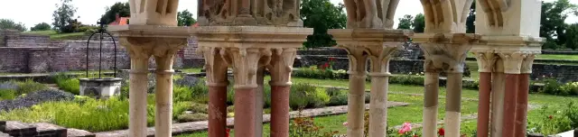 Bencés apátság romjai