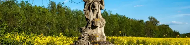 Szent Donát térdeplő szobra