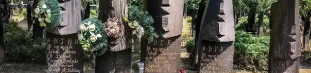 Népi csónakos fejfás temető