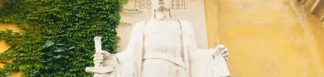 Nagy Lajos király szobra