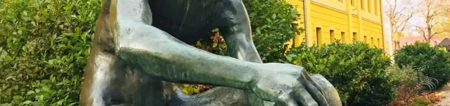 Múltunk (Guggoló fiú szobor)