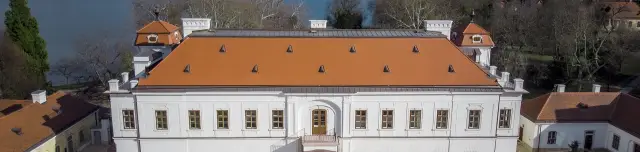 Átadták a felújított tatai Esterházy-kastélyt