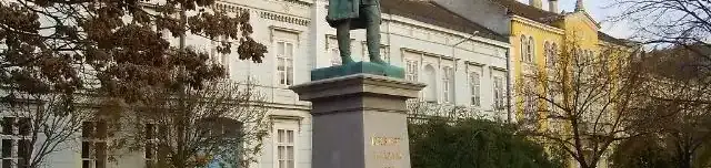 Vörösmarty Mihály szobra