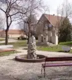 Csobogó és Hősök szobra, Doboz