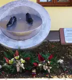 Komár László emlékhely, Adásztevel