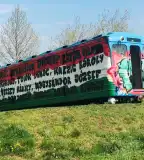 A Földből kitörő metrókocsi, Csákberény