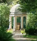 Helikon emlékmű, Keszthely