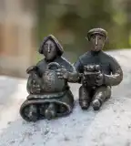 Kolodko Aranka néni és Béla bácsi miniszobor, Budapest