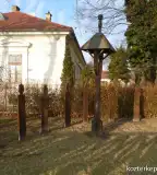 Fa harangláb faragott emberalakokkal, Kunszentmiklós