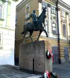 Tizes huszárok szobra, Székesfehérvár