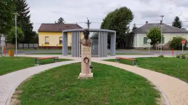 Barcs Petofi Szobor