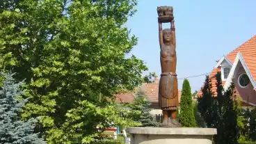 Bekessamson Parasztlany Szobor