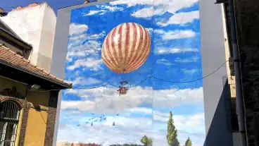 Szinyei Merse léghajója emelkedik fel a fővárosi házak közül