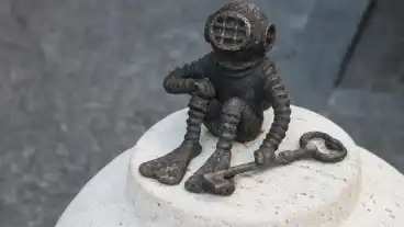 Budapest Buvar Es A Kulcs Miniszobor