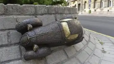 Budapest Kolodko 14 Karatos Auto Miniszobor