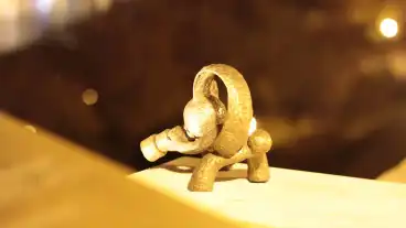 Budapest Kolodko Kockasfulu Nyul Miniszobor 1