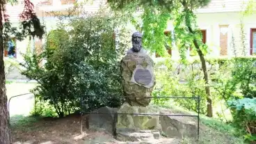 Cibakhaza Damjanich Mellszobor