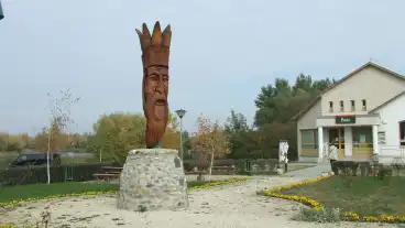 Delegyhaza Szent Istvan Szobor