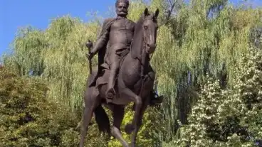 Hajduhadhaz Bocskai Lovasszobor