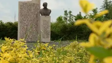 Janoshaza Antall Jozsef Mellszobra