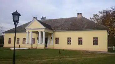 Kirandulastervezo Bar Sarga Kastely