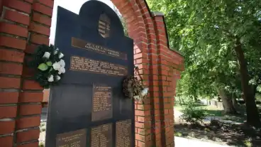 Kirandulastervezo Haromfa Hosi Emlekmu