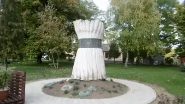 Kirandulastervezo Majs Megbekeles Szobor