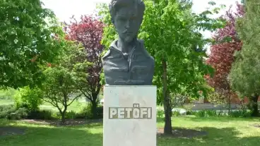 Kirandulastervezo Simontornya Petofi Szobor