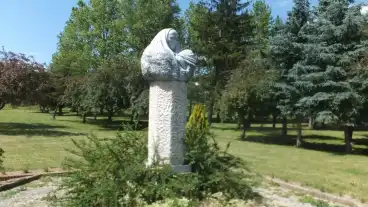 Kirandulastervezo Szentlaszlo Anya Gyermekevel Szobor