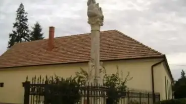 Kirandulastervezo Vag Szentharomsag Szobor