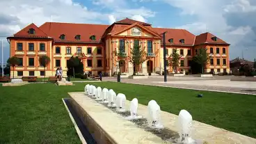 Komarom Szabadsag Ter 1