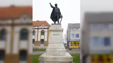 Kormend Kossuth Szobor