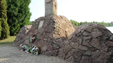 Kornye Arpad Emlekmu 01