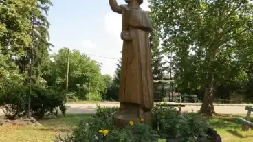 Lesencetomaj Szent Istvan Szobor