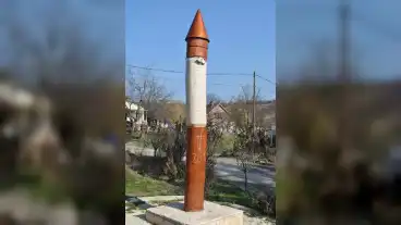 Many Ciganyzeneszek Emlekoszlopa