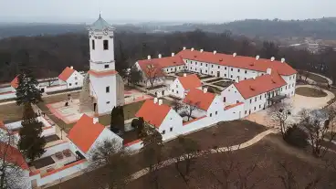 Átadták a felújított Majki Remeteséget