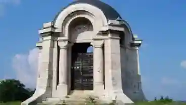 Pomaz Lupa Mauzoleum