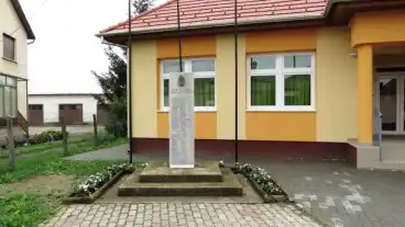 Semjenhaza Vilaghaborus Emlekmu