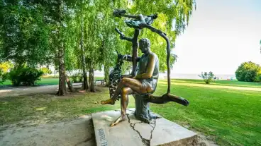 Siofok Karinthy Szobor