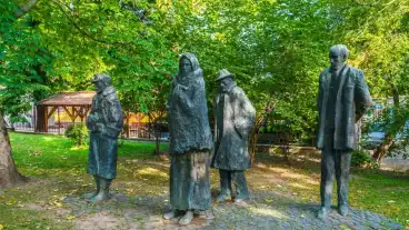 Siofok Martirok Szoborcsoport Toredek