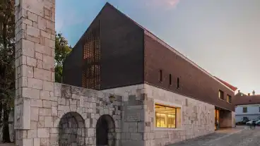 Szekesfehervari Egyhazmegyei Latogatokozpont 1