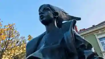 Tapolca Kiskiralylany Szobor 1