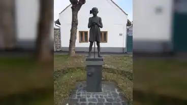 Tapolca Pasztorfiu Szobor 2