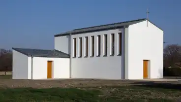 Ujronafo Katolikus Templom 01