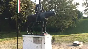 Zrinyi Miklos Hadvezer Lovas Szobra