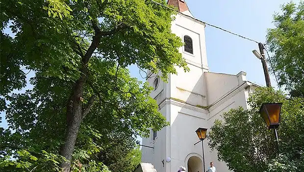 Kirandulastervezo-Majs-Katolikus-templom.webp