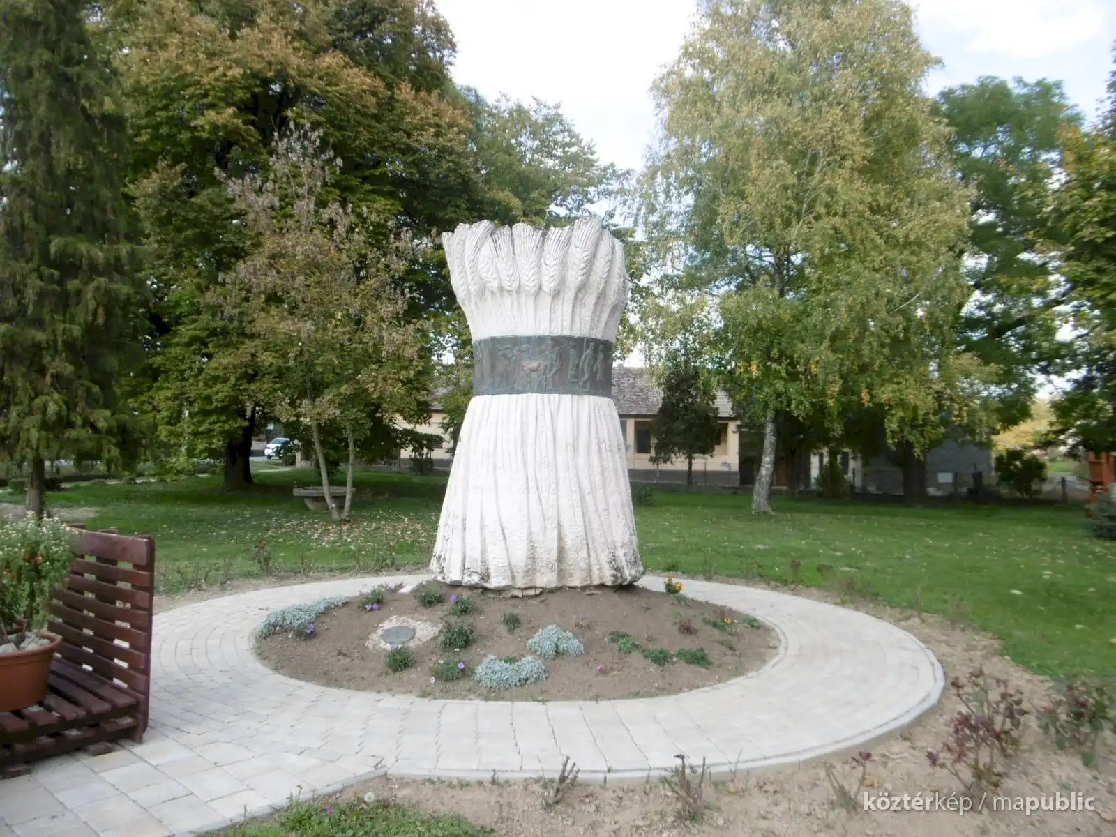 Kirandulastervezo-Majs-Megbekeles-szobor.webp